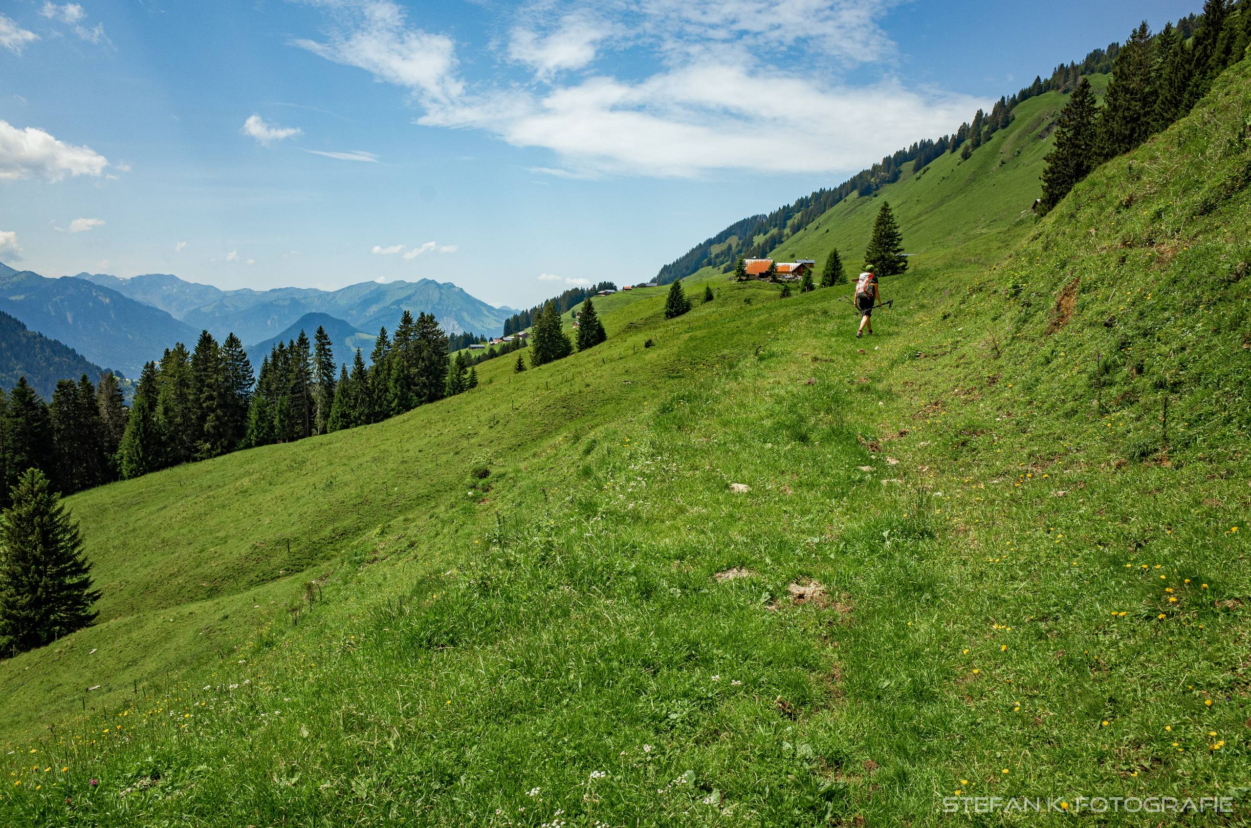 Angenehmes Wandern auf halber Höhe